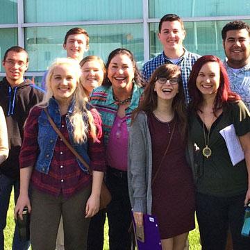 赌钱app可以微信提现 Public Relations students and professor Gretchen Thum pose after touring VML Advertising Agency